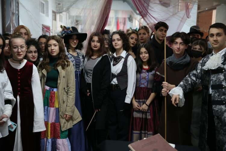 <p> Müzikle ilgilenen arkadaşlarımız konserler verdi, resimle ilgilenen arkadaşlarımız sergi açtı. Bunu okul olarak yapıyoruz ve bundan çok gurur duyuyoruz." dedi.</p>
