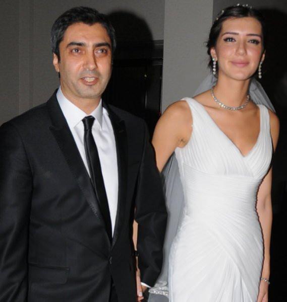 <p><span style="color:#000080"><strong>NECATİ ŞAŞMAZ VE NAGEHAN KAŞIKÇI</strong></span></p>

<p><span style="color:#FF0000"><strong>2012 yılında nikah masasına oturan çift, evliliklerini gözlerden uzak yaşayarak sürdürdü. Ani bir kararla boşanma davası açan çiftin 2,5 sene boyunca çekişmeli çift boşandı.</strong></span></p>
