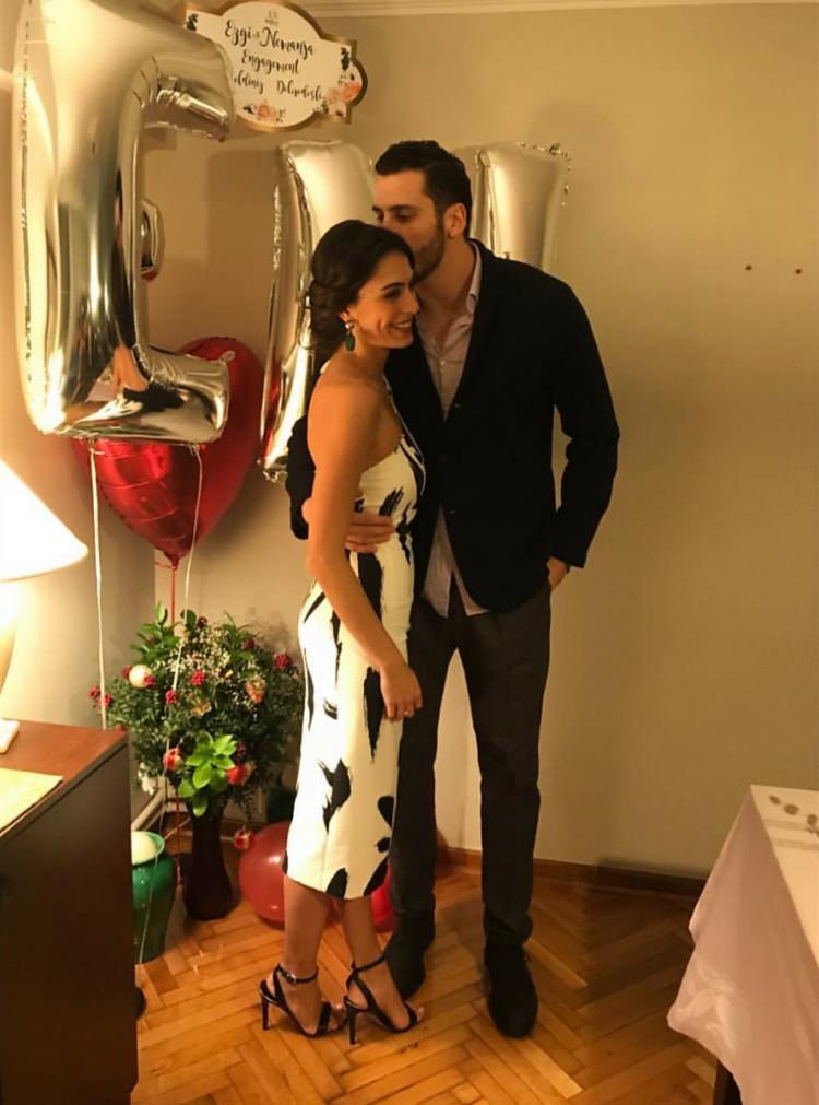 <p><span style="color:#000080"><strong>EZGİ AVCI VE NEMANJA DJURİSİC</strong></span></p>

<p><span style="color:#FF0000"><strong>Survivor'da b&uuml;y&uuml;k bir başarı g&ouml;stererek adını geniş kitlelere duyuran Ezgi Avcı, basketbolcu sevgilisiyle ge&ccedil;tiğimiz yıl d&uuml;nyaevine girdi. Eşiyle olan fotoğraflarını sık sık sosyal medyada paylaşan Avcı, fikir uyuşmazlığı nedeniyle mahkemeye başvurarak boşanma davası a&ccedil;tı. &Ccedil;iftin evliliğini bitirmesi 5 dakika s&uuml;rd&uuml;.</strong></span></p>
