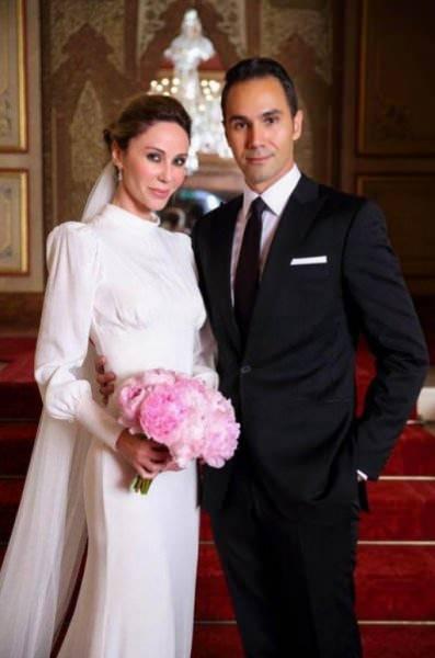 <p><span style="color:#000080"><strong>DEMET ŞENER VE CENK K&Uuml;PELİ</strong></span></p>

<p><span style="color:#FF0000"><strong>2005 yılında basketbolcu İbrahim Kutluay'dan s&uuml;rpriz bir şekilde boşanan Demet Şener, iş adamı Cenk K&uuml;peli ile aşk yaşamaya başladı. Cenk'in &ccedil;ocuk isteğine sıcak bakmayan eski manken, 19 aylık evliliğini ge&ccedil;tiğimiz ocak ayında bitirdi.</strong></span></p>
