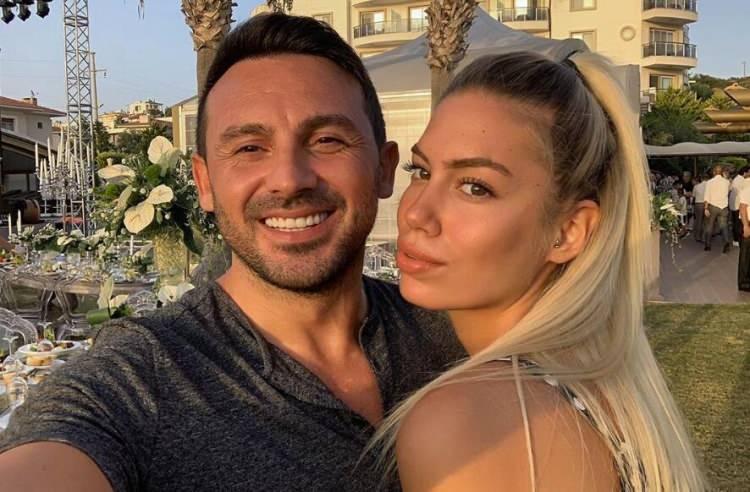 <p><span style="color:#000080"><strong>ASENA DEMİRBAĞ VE AHMET DURSUN</strong></span></p>

<p><span style="color:#FF0000"><strong>Aralarında 19 yaş farkı olan &ccedil;ift, 2019 yılında nikah masasına oturdu. Evliliklerinden bir &ccedil;ocuk d&uuml;nyaya getiren &ccedil;ift, kasım ayında s&uuml;rpriz bir şekilde boşanma kararı aldı ve tek celsede boşandı.</strong></span></p>
