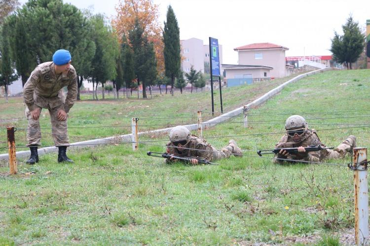 <p>Savunma sanatları eğitimini de alan kursiyerler, yakın boğuşma eğitimlerinde gerektiğinde suçlu ve şüpheli şahısların saldırılarına karşı koymak ve onları etkisiz hale getirme becerisini kazanıyor.</p>
