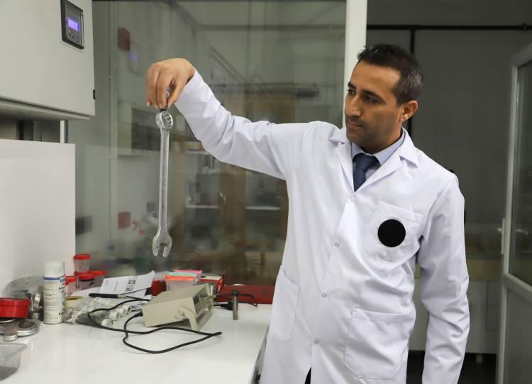 <p>Mıknatısın geliştirilebilmesi için gereken alt yapıyı da tamamen yerli imkanlarla oluşturduklarını vurgulayan Kılıçaslan, "Bunun için öncelikle bir vakum indüksiyon ergitme sistemi, daha sonra vakum melt spinner cihazı, son aşamada ise vakum sıcak pres cihazını tamamen kendimiz tasarladık ve hepsini Türkiye'de ürettirdik.</p>
