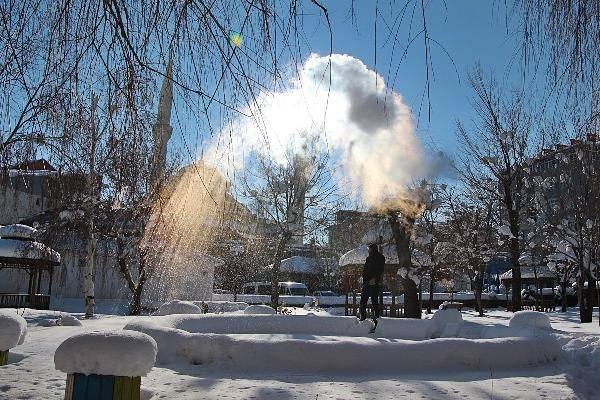 <p> Karlıova ilçesinde hava sıcaklığı gündüzleri de sıfırın altında 20 dereceye düşerken, vatandaşlar soğuk havayı eğlenceye dönüştürdü. </p>