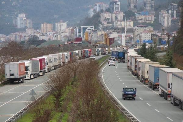 <p>Türkiye tarafından çok yoğun bir şekilde küçük araba çıkışıyla beraber Gürcistan tarafından da hem küçük araba hem de yaya girişi yoğunluğu yaşanıyor. Eğer Gürcistan tarafında 5 veya 6 peron sürekli açık kalırsa Türkgözü Sınır Kapısı’nın açılmasıyla da yaşanan TIR yoğunluğu paylaşılırsa bu kuyruklar azalacaktır” dedi.</p>
