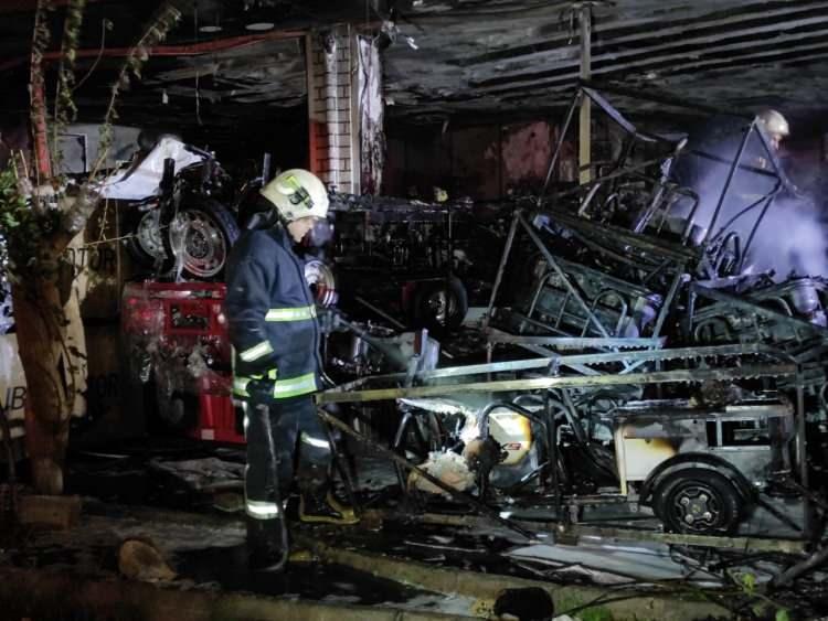 <p>Antalya’da motosiklet satışı yapan bir iş yerinde çıkan yangında 250’nin üzerinde motosiklet küle döndü. İlk belirlemelere göre yaklaşık 3 milyon lira zarar olduğu belirtilirken yangının çıkış nedeniyle ilgili incele başlatıldı.</p>