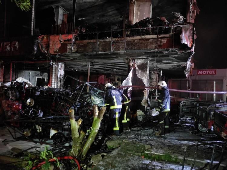 <p>Yangın, saat 21.00 sıralarında Muratpaşa ilçesi Kızılırmak Caddesi üzerindeki 4 katlı bir binanın giriş katında bulunan motosiklet satışının yapıldığı bir işyerinde çıktı. </p>