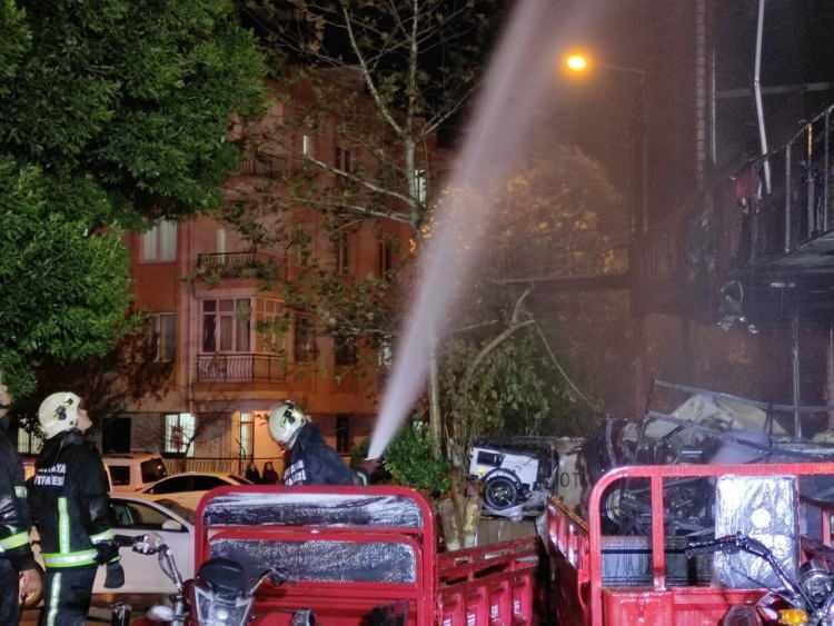 <p> Sebebi henüz bilinmeyen yangında İsmet İlhan’a ait olduğu öğrenilen işyerinden dumanların yükseldiğini görenler durumu 112 Acil Çağrı Merkezi'ne bildirdi.</p>
