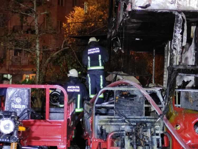 <p> İtfaiye ekiplerinin uzun uğraşları sonucu kontrol altına alınan yangında, 250’yi aşkın motosiklet küle döndü.</p>
