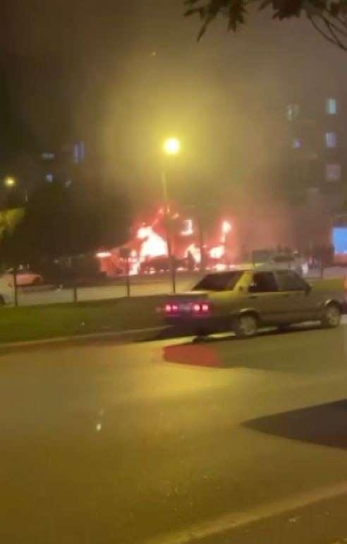 <p>Alevlerden işyeri de kullanılmaz hale gelirken, toplam zararın yaklaşık 3 milyon civarında olduğu belirtildi.</p>
