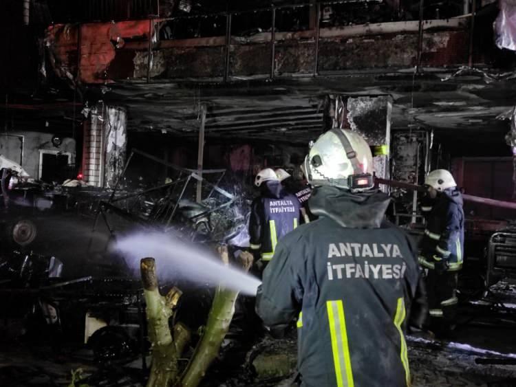 <p>Bu kadar büyük olduğunu düşünmemiştim"<br />
Yangına evinin balkonundan hortumla müdahalede bulunan vatandaşlardan Halil İbrahim Tutuş, "Çocuklarla evde oturuyorduk.</p>
