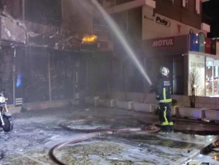 <p>Birden bire bir koku geldi. Kokunun gelmesiyle aşağıya baktım ve alevleri gördüm. </p>
