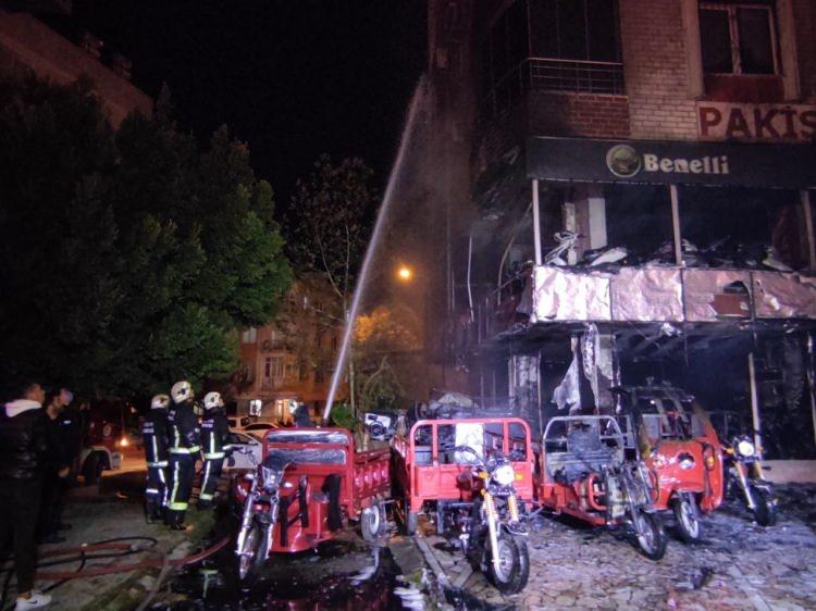 <p>Ben de balkonu yıkadığımız hortumla aşağıya müdahale etmeye çalıştım. O yüzden evimin içine komple duman doldu" dedi.</p>