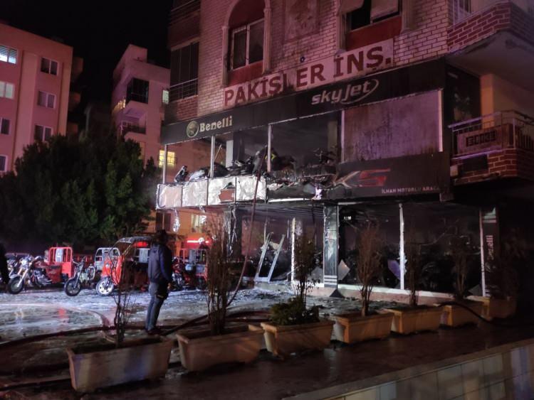 <p>İtfaiye ekiplerinin yangının çıkış nedeniyle ilgili çalışması sürerken, polis olaya ilişkin inceleme başlattı.</p>
