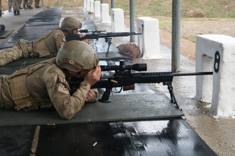 <p>Görev başında karşılaşabilecekleri kaza ve olaylara müdahale edebilmeleri amacıyla ilk yardım eğitimi alan kursiyerlere, damar yolu açma ve kas içi enjeksiyon uygulaması eğitimi de veriliyor. </p>
