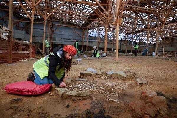 <p>ARKEOLOJİK KAZILARDA NADİR RASTLANIYOR</p>

<p>Bulunan yaprakların henüz incelemeleri tamamlanmadı. Bir kurgan mezarının yanında açılan kuyuda bulunan çok sayıda yaprakların üst üste olduğu tespit edildi. Çınar ağacına ait olduğunu düşünülen bu yaprakların ne olduğu yapılacak çalışmalar sonrası netleşecek. Arkeolojik kazılarda az rastlanan bu tip kalıntılar genelde oksijensiz ortamda ve çamurlu alanlarda bulunuyor.</p>
