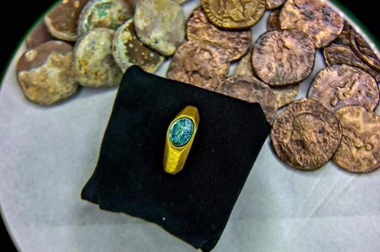 <p>İsrailli araştırmacılar Roma dönemine ait dudak uçuklatan hazineler keşfetti. Memlük dönemine ait altın sikkelerden değerli taşlara ve gemi enkazlarına kadar hayret uyandıran hazinelerin en dikkat çekici olanı, üstünde bir figür olan yeşil taşlı sekizgen yüzüktü.</p>
