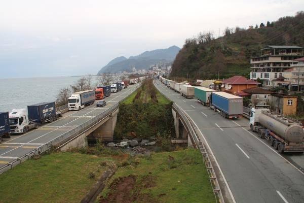 <p>Sarp Sınır Kapısı'nda ihracatın artması, özel araçlarla giriş- çıkış yoğunluğuyla yenileme çalışması süren Arhadan’ın Türkgözü Sınır Kapısı’nın kapalı olması nedeniyle nakliyecilerin bu kapıya yönlendirilmesi sonucu uluslararası taşımacılık yapılan TIR'lar, Türk tarafında kuyruk oluşturdu. </p>
