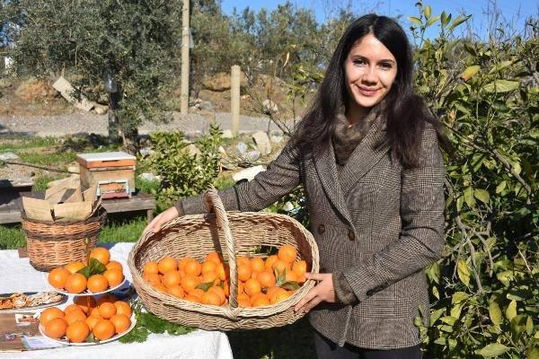 <p>İzmir'in Seferihisar ilçesinde Çise Ulus'un (27) babaannesinden yadigar kalan 7 dönümlük bahçede yetiştirdiği mandalinalar, 21'nci Mandalina Şenliği'nde birincilik ödülüne layık görüldü.</p>
