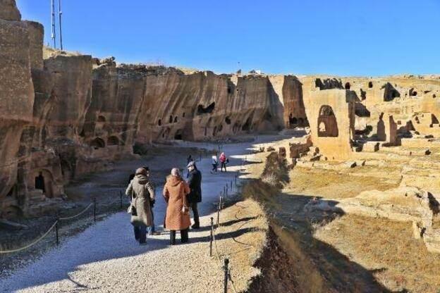 <p>Bu çok önemli bir gelişme. Böylelikle kentin sadece 6'ncı yüzyıla ait salt bir Bizans yerleşimi değil prehistorik dönemden itibaren bölgede sürekli yerleşim görmüş yerlerden biri olduğunu saptadık" diye konuştu. </p>
<p> </p>