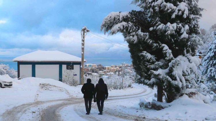 <p>Araçları kar altında kalan vatandaşlar sabahın ilk ışıklarıyla kar temizleme çalışması yaptı. Yer yer 30 santimetreyi bulan nedeniyle araçlarını otoparktan çıkartamayan vatandaşlar ise yaya olarak şehir merkezine inmeye çalıştı. Ekipler gece boyu ana arterlerde kar küreme ve tuzlama çalışmalarını sürdürdü.</p>
