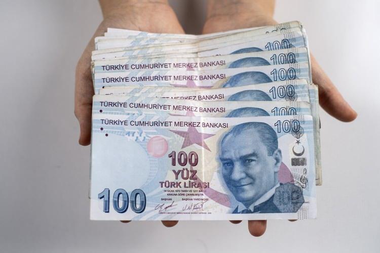 <p>Resmi gazetede yayımlanan yeni tarifeye göre engelli çalışanlar için vergi indirim tutarları da belirlendi. 2022 yılı itibariyle uygulanacak indirimler 2000 TL'yi bulacak. İndirimler engellilik oranlarına göre değişecek.</p>