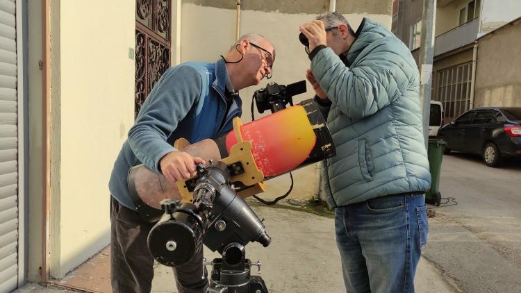 <p>Çektiği bu fotoğrafları ise sosyal medya hesaplarından herkesle paylaşıyor. Bilim ve uzay tutkunu Şanlı, teleskopla ilgili bildiği bütün bilgileri okullarda çocuklara da aktarıyor.</p>
