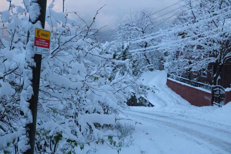 <p>Zonguldak Valiliği 23 Aralık günü il geneli okulların bir günlüğüne tatil edilmesine karar verdi. Sabah saatlerinde işe gitmek isteyen ve yüksek kesimlerdeki ara mahallelerde ikamet eden vatandaşlar ulaşım güçlüğü çekti. </p>
