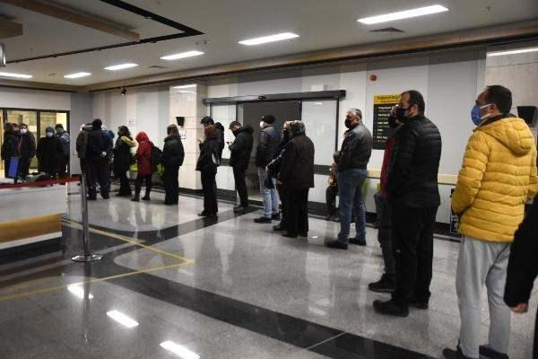 <p>'YETER Kİ AŞI TALEBİ HİÇ EKSİLMESİN'</p>
<p>Koronavirüse karşı herkesin aşı olması gerektiğini yineleyen Dr. Bildirici "Bu yeni süreçle birlikte de şükürler olsun, ciddi bir aşı talebi ile karşılaşıyoruz. Buna bağlı olarak da vatandaşlarımız mağdur olmasın diye aşı odalarımızı ve aşı odalarında çalışan personel sayımızı arttırarak yanıt vermeye çalışıyoruz. Şükürler olsun, Eskişehir Şehir Hastanesi artık günlük 4 binli rakamlarla aşılama yapıyor.</p>