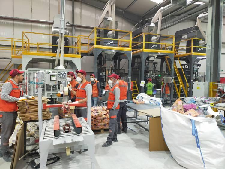 <p>Bentonit ile iş yapan tüm firmaların bu bölgeden haberdar olduklarını ifade eden Tecer, “Ünye artık beyaz bentonitin dünya merkezi oldu. Firma olarak sayarsak burada yabancı firmalarla birlikte yaklaşık 7-8 adet firma var. Kaynak burası, Ünye ve Fatsa bölgesi arası dünyanın en büyük beyaz bentonit yatakları olarak biliniyor. Dolayısıyla artık beyaz bentonit ile iş yapan bütün firmalar burayı biliyor ve burayla iş yapmak istiyor. İhracat açısından değerlendirecek olursak gün geçtikçe artan bir ivme var. Buradaki bütün fabrikaların kapasiteleri neredeyse dolu, Pazar ise halen artıyor. Sadece Avrupa ülkeleri değil, Afrika, Avusturalya, Amerika ve Japonya’da da pazar halen artıyor” diye konuştu.</p>