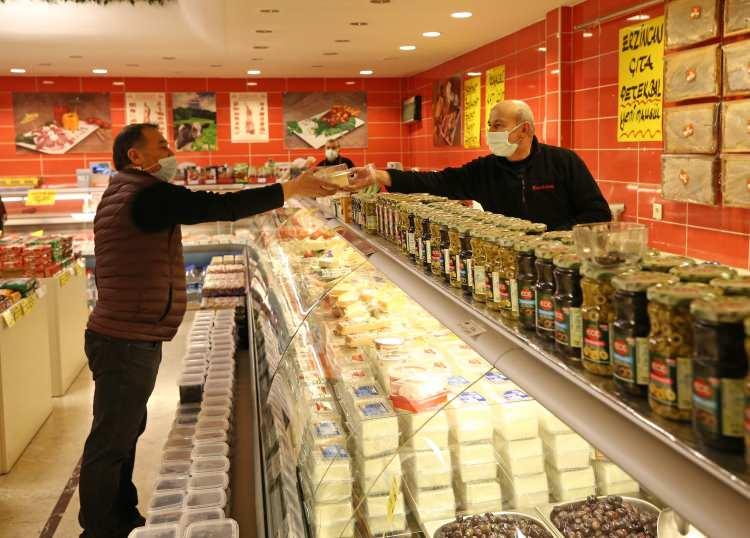 <p>Koyuncu, fiyatların düşmesinin ticareti artıracağına dikkati çekerek, "Fiyatların yüksek olması bizim için büyük bir sıkıntı. Vatandaş sadece acil ihtiyaçlarını alıyor. Ayrıca ürün bulmakta zorlanıyoruz." dedi.</p>
