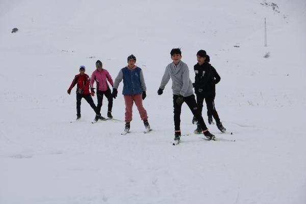 <p>'KAYAK MERKEZİMİZ YOK'</p>
<p> </p>
<p> 4 yıldır kayak yaptığını söyleyen sporculardan Şilan Yılmaz ise "Türkiye birinciliğim var. Antrenmanlarımızı soğuk havalarda da yaparak, Türkiye kayak birincisi oldum.</p>