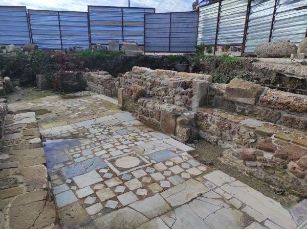 <p>Sinagog, bugünlerde sergilenir hale geldi. Ortasında bir yazıt var. Orada 'Korekesionlu (Alanyalı) Joseph, oğlu Daniel için adadı' yazıyor. Daniel 2,5 yaşında hayatını kaybeden bir bebek. Joseph oğlunun anısına sinagogun o dönem tadilatını kesesinden karşılıyor ve Daniel'e adıyor" dedi.</p>
