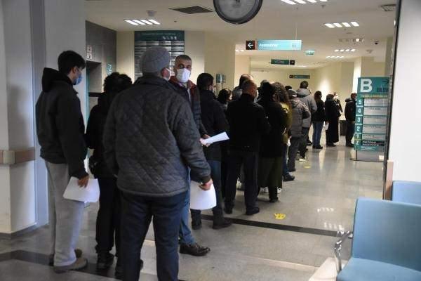 <p>'YOĞUNLUK VAR AMA BEKLİYORUZ'</p>
<p>Eskişehir Şehir Hastanesi'nde hatırlatma dozunu olan Burak Görgülü (22) de çok kısa sürede randevu alarak geldiğini belirterek "İnternet üzerinden randevu aldık. Yoğunluk var ama 10 dakikadır falan bekliyoruz. 3'üncü doz aşımı olacağım. Hepimizin aşı olması gerekiyor. Yarın seyahate çıkacağız. Uçağa binmemiz için aşılarımızı tamamlıyoruz, PCR testimizi de verdik. Pandemiden dolayı hem milletimiz hem de bizim açımızdan sıkıntı çekmemek için hepimizin aşılarımızı olmamız gerekiyor" dedi.</p>