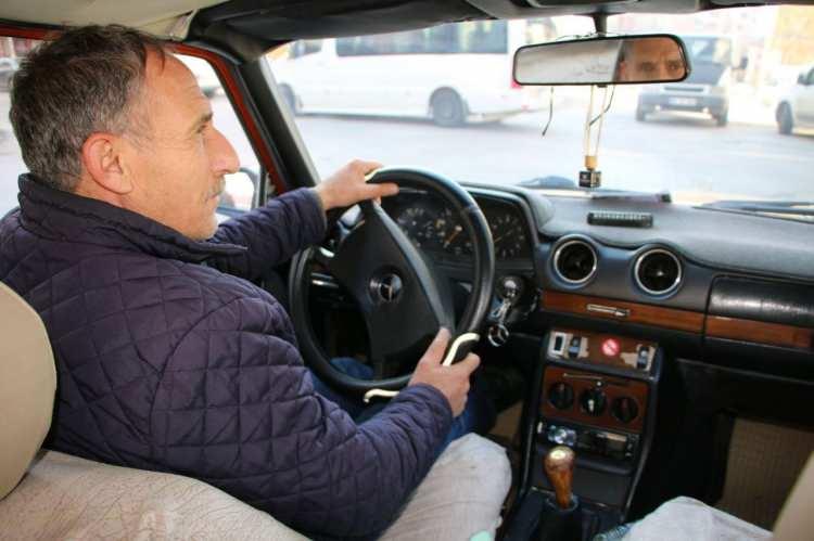 <p>Elazığ’da yaşayan taksici Cemal Aytekin, gözü gibi baktığı 1977 model aracıyla yaklaşık 31 yıldır direksiyon sallayarak müşterilerine nostalji yaşatıyor.</p>

<p> </p>
