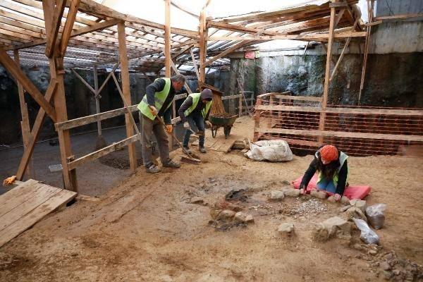 <p>YENİ SU KUYUSU BULUNDU</p>

<p>Kazı çalışmalarında buluna kuyu sayısı 4'e yükseldi. Daha önce "Bostan kuyusu" olarak adlandırılan su kuyuları 6. yüzyıl Bizans döneminde, diğer iki kuyunun ise 16. ve 19. yüzyıl Osmanlı döneminde yapıldıkları tespit edilmişti. Yeni bulunan su kuyusu ise Osmanlı dönemine ait 1700 yıllarına tarihleniyor.</p>
