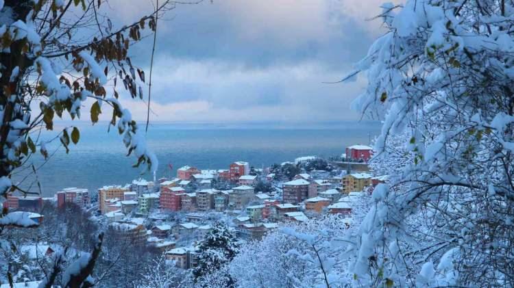 <p> </p>

<p>Zonguldak’ta üç gündür etkisini gösteren yoğun kar yağışı kentin yüksek kesimlerinde etkisini sürdürüyor.</p>
