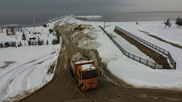 <p>Konya'nın Beyşehir ilçe merkezinde iş makinesiyle toplanan karlar, kamyonlara yüklenip kuraklık nedeniyle kuruma tehlikesiyle karşı karşıya kalan Beyşehir Gölü'ne götürülerek döküldü.</p>

