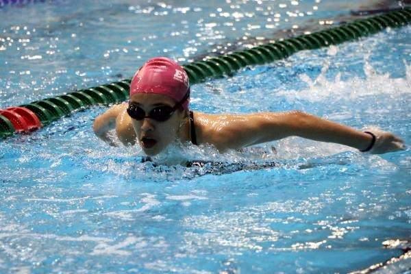 <p>Edirne Yüzme Eğitim Merkezi (EYEM) Spor Kulübü sporcusu Beyza Işık'ı ailesi, 6 yıl önce su korkusunu yenmesi için kursa yazdırdı. </p>

