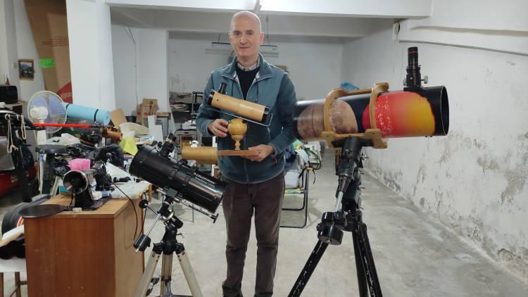 <p>en 12 ay boyunca Ayın dolunay hâlinin 12 ayrı fotoğrafını çektim. Bunları tek bir karede bir araya getirdim. 2021 yılının Mayıs ayında Ay, Dünyaya en yakın mesafe olan 357 bin kilometreye kadar yaklaştı. Aralık ayında ise 405 bin kilometreye kadar uzaklaştı. Gezegenleri de gözlemliyorum. </p>