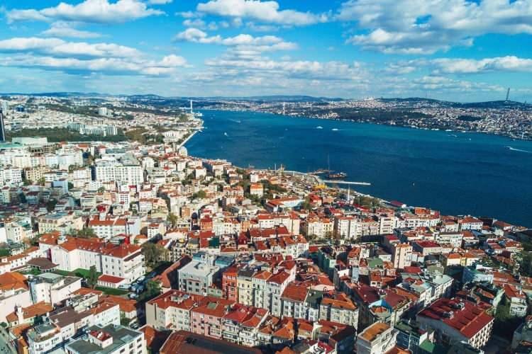 <p>Genel giderlerin kat malikleri arasında nasıl paylaştırılacağına dair yönetim planında bir hüküm yoksa ‘kapıcı, kaloriferci, bahçıvan ve bekçi’ giderlerine ve bunlar için toplanacak avansa kat malikleri eşit olarak katılacak, ‘anagayrimenkulün sigorta primlerine ve bütün ortak yerlerin bakım, koruma, güçlendirme ve onarım giderleri ile yönetici aylığı gibi diğer giderlere ve ortak tesislerin işletme’ giderlerine ve giderler için toplanacak avansa ise arsa payları oranında katılacaklar.</p>
