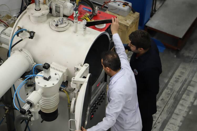<p>YILLIK 25 MİLYAR DOLARLIK PAZARDAN TÜRKİYE'NİN DE PAY</p>

<p>ALMASI HEDEFLENİYOR Projeyi üniversitenin Sivas Organize Sanayi Bölgesindeki hızlı katılaştırma laboratuvarında ekibiyle hayata geçiren Kılıçaslan ise söz konusu mıknatısların önemine dikkati çekerek, şu değerlendirmede bulundu: "Bu mıknatıslar, elektrik motorlarından cep telefonlarına, TV'lerden bilgisayarlara hatta drone'lara kadar hemen her elektronik aygıtta kullanılmaktadır.</p>

