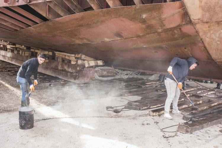 <p>Yetkililerden destek istedi</p>
<p>Kısıtlı imkânlarla bu işi yaptıklarını belirten atölyenin kurucusu Gökmen Civelek, yetkililerden kendilerine yardımcı olunmasını istedi. Civelek yaptığı açıklamada, “Bizler burada kısıtlı imkanlarla çalışıyoruz. Kurşunlu Mahallemizde atölye olarak kullanabileceğimiz bir alanımız yok. Ve bu durum daha fazla üretim yapmamıza engel oluyor.</p>
