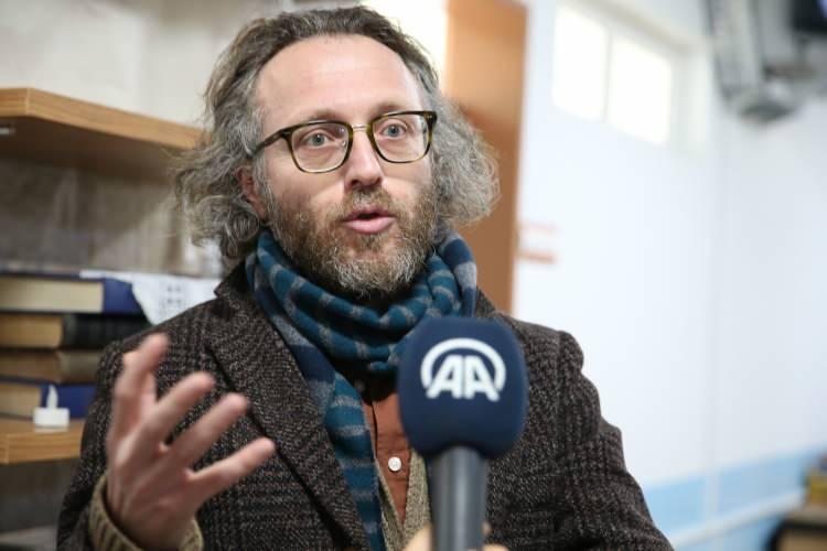 <p>"Romanı anlamak, insanı anlamak manasına geliyor"</p>
<p>Edebiyat öğretmeni Ercan Yılmaz, AA muhabirine, 21 Aralık Dünya Roman Kahramanları Günü kapsamında Sakarya Cemil Meriç Sosyal Bilimler Lisesi'nde bu uygulamayı hayata geçirdiklerini söyledi.</p>