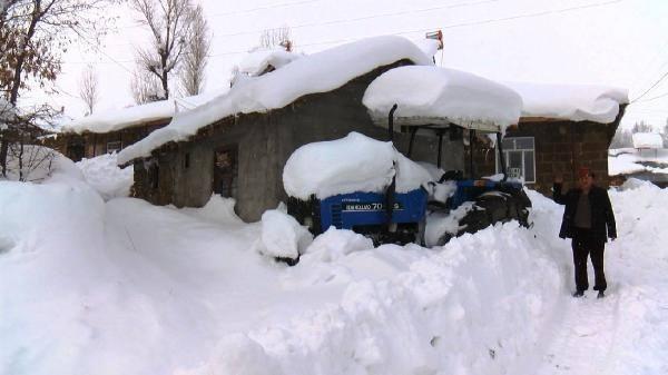 Kar yağışı bastırdı! Bir köy kara gömüldü