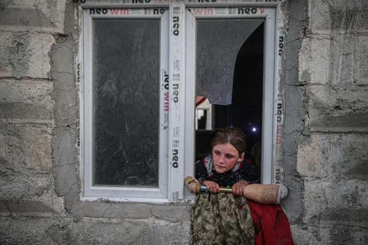 <p>Haneş eşini kaybettikten sonra çocuklarına hem annelik hem de babalık yaptığını kaydederek, "Yaşam şartları zorlaştı. 15 yaşındaki oğlum bisküvi satarak geçimizi sağlıyor. Allah'ın rahmetinden başka bir şeyimiz yok." diye konuştu.</p>
