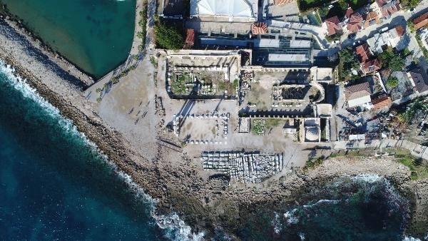 <p>Antalya'nın Manavgat ilçesine bağlı Side bölgesinde yapılan arkeolojik kazılarda, farklı medeniyetlere ait izler gün yüzüne çıkarılıyor.</p>
