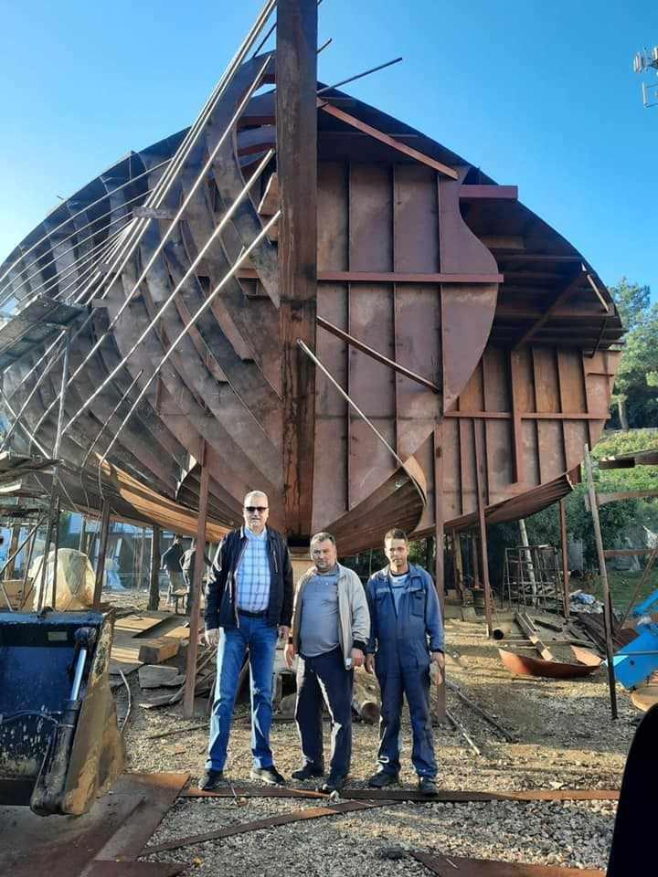 <p>Burada da Gökmen Civelek ekibiyle birlikte balıkçı teknesi inşa etmekte. Tabii söz konusu olan kıyı kenar çizgisinde olduğu için daha büyük bir yapılaşmaya müsaade edilmemekte. Biz de Gökmen kardeşimizle yerinde istişarelerde bulunduk. Ve bunun bölge için bir ihtiyaç olduğunun, Kurşunlu Mahallemiz için kazanç olduğunun farkındayız. Gökmen Bey'le yaptığımız görüşmeler neticesinde daha önce Altyapı Yatırımlar Genel Müdür Yardımcılığı yapmış bir arkadaşımızla da istişare ederek konuyu gündemimize aldık. Önümüzdeki süreçte en kısa zamanda Tarım İl Müdürümüz ile görüşeceğiz. Çünkü onların bu noktada onayı gerekiyor. Ondan sonra da bakanlıklarımız, hükümetimiz nezdinde bu işin takibini yapacağız. İnşallah bürokratlarımızın, bakanlarımızın, valimizin, milletvekillerimizin desteğiyle de bu tesisi Karacabey Kurşunlu Mahallesi'ne kazandırmış olacağız” dedi.</p>