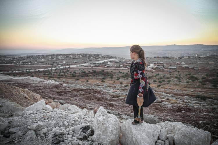 <p> Suriye'de Beşşar Esed rejiminin saldırısında bacağını kaybeden 9 yaşındaki Yasemin Bessüs, protez bacağa kavuşup, uzak kaldığı okuluna devam etmek istiyor.</p>