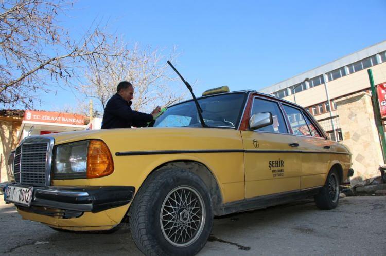 <p>Kentin de en eski taksicisi olan Cemal amca, o tarihten beri direksiyon sallıyor. Gözü gibi baktığı aracında birçok ünlü isimleri de ağırlayan Cemal amca, en son Müslüm Gürses’i bir konsere götürdüğünü ve bu anı hiç unutamadığını belirtti. </p>